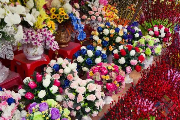 Một hàng hoa giả nhiều màu sắc